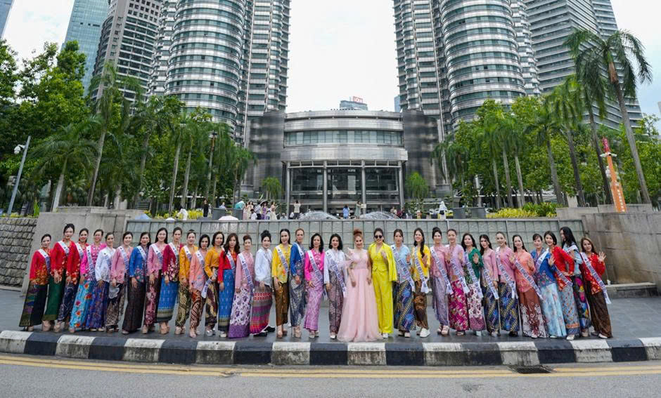 Ấn tượng với dàn thí sinh Miss Universe Business World 2025 trong trang phục truyền thống của Malaysia