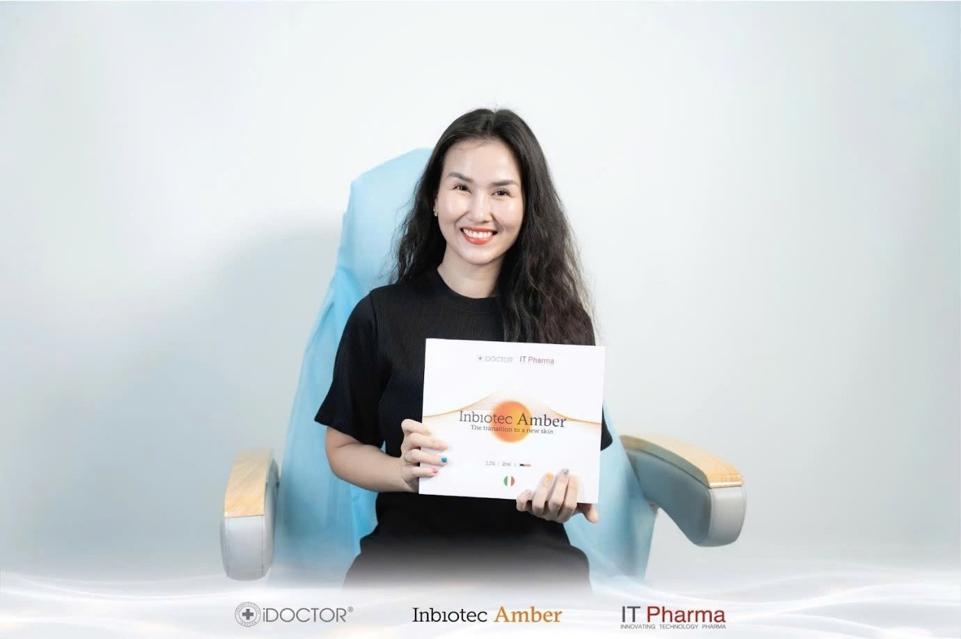 Ảnh có chứa Mặt người, văn bản, trang phục, cườiNội dung do AI tạo ra có thể không chính xác.