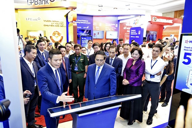 Đại diện MB tr&igrave;nh b&agrave;y sản phẩm ng&acirc;n h&agrave;ng số tại sự kiện Ng&agrave;y chuyển đổi số ng&agrave;nh Ng&acirc;n h&agrave;ng 2025