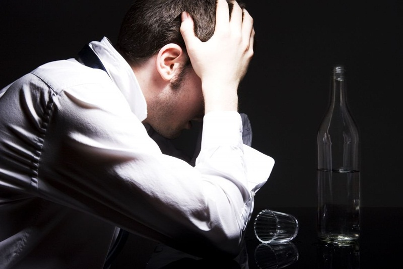 Tại sao uống rượu lại đau đầu? Cách xử lý cơn đau đầu hiệu quả